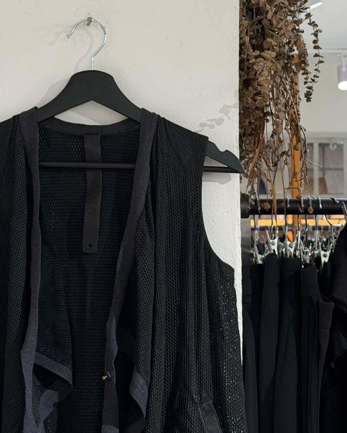 아이작 세럼 블랙 펀칭 카프스킨 레더 베스트 상품이미지3