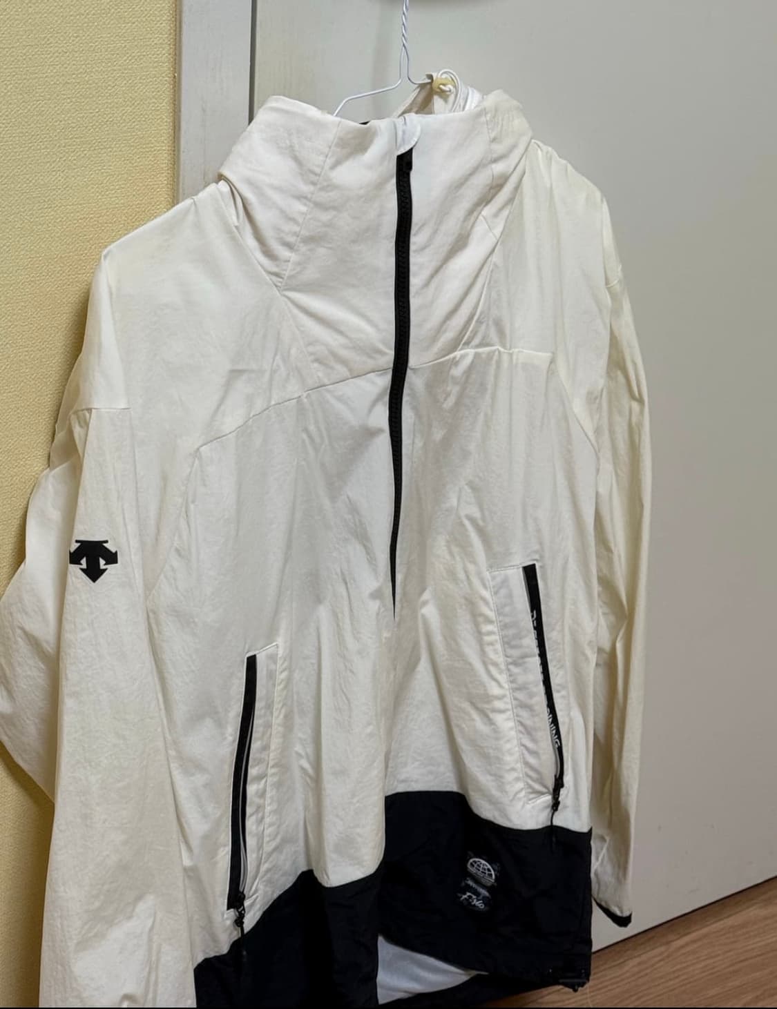 데상트 바람막이 화이트 블랙 상품이미지1