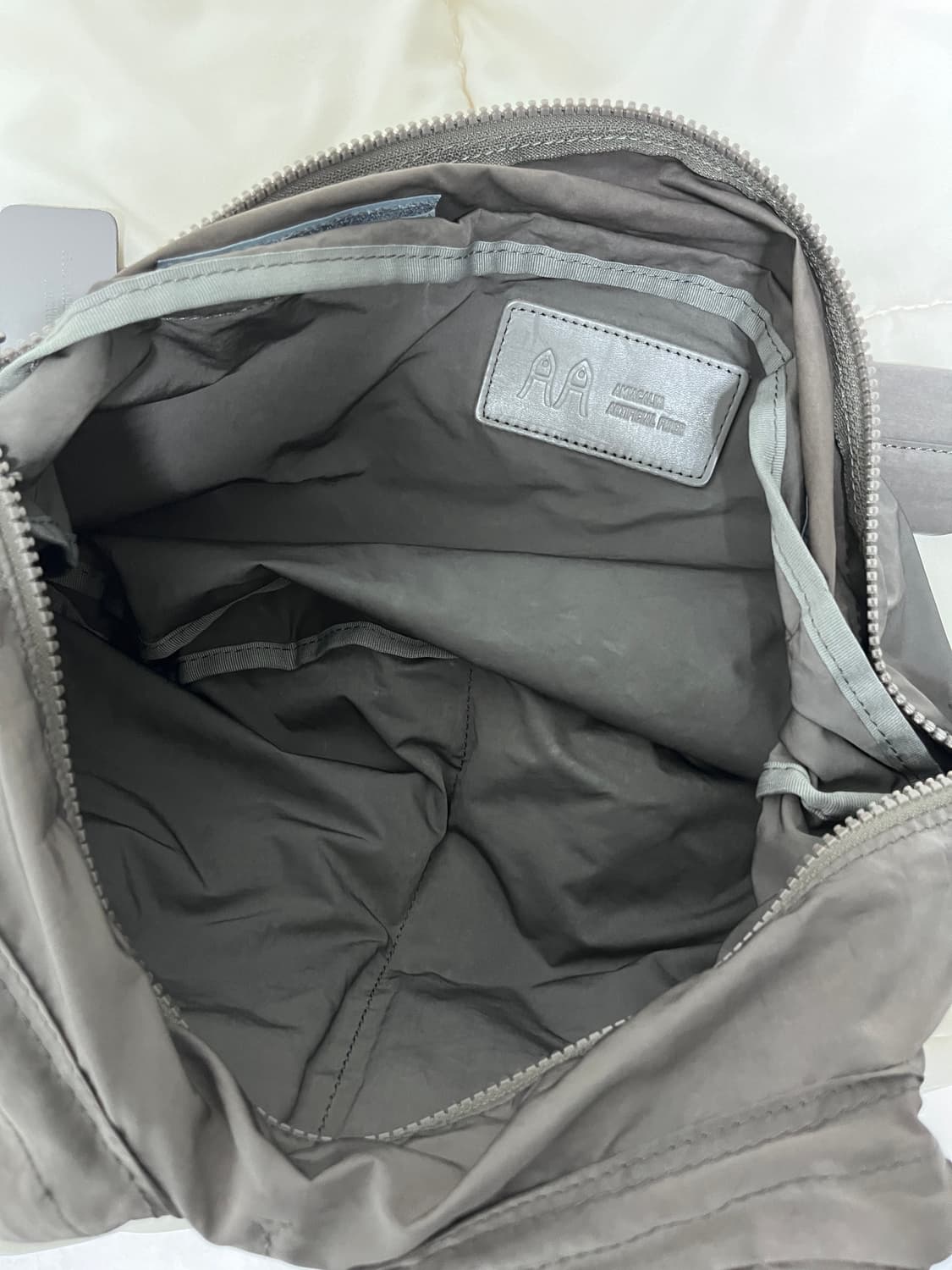 아미아칼바 바디백 그레이 싸게 팝니다! 상품이미지5