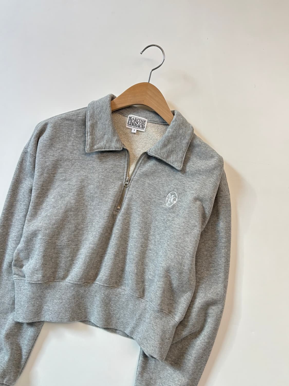 MARITHE 마리떼 프랑소와저버 그레이 크롭 카라 맨투맨  상품이미지1