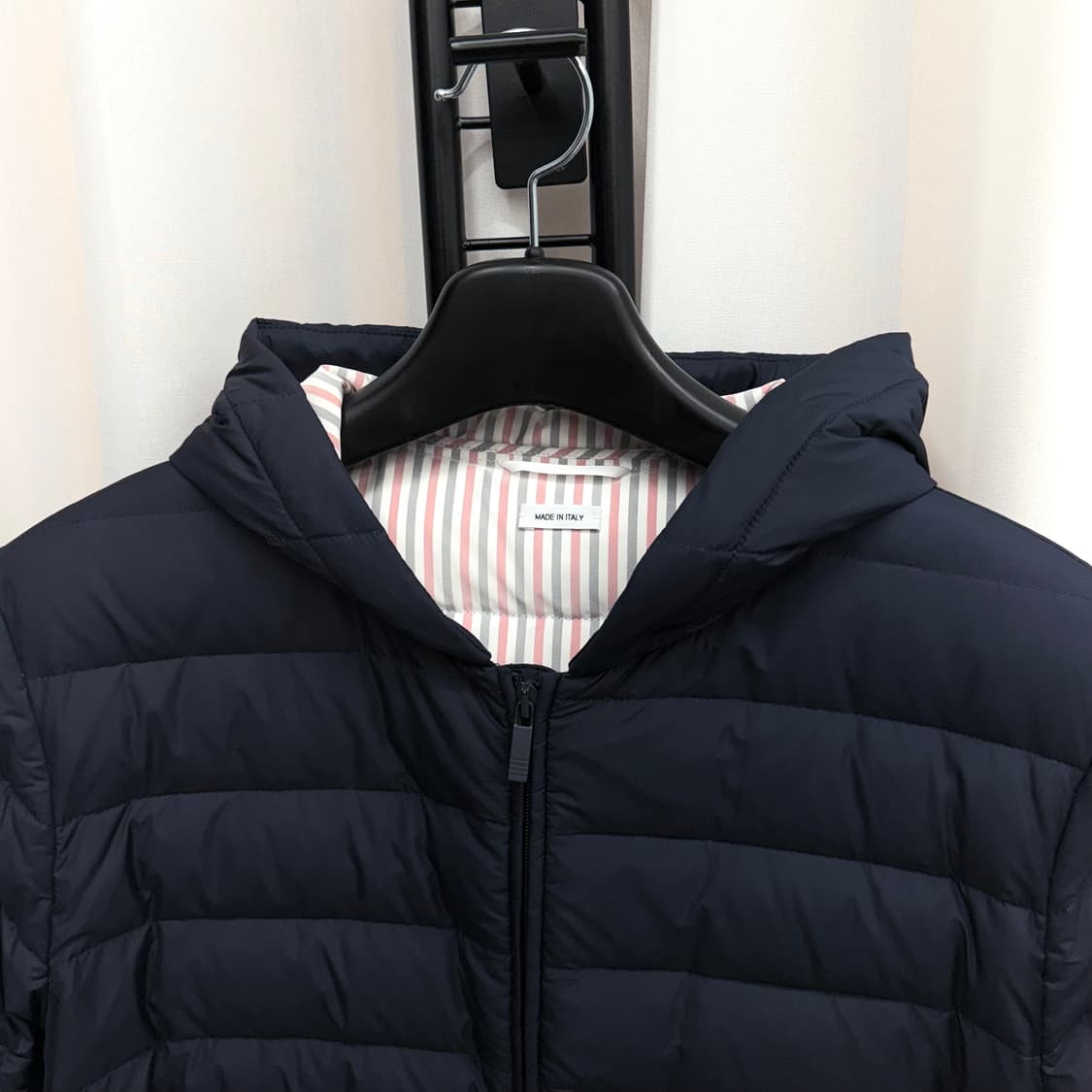 [신상/2] 톰브라운 옆 사선 후드 경량패딩 상품이미지2