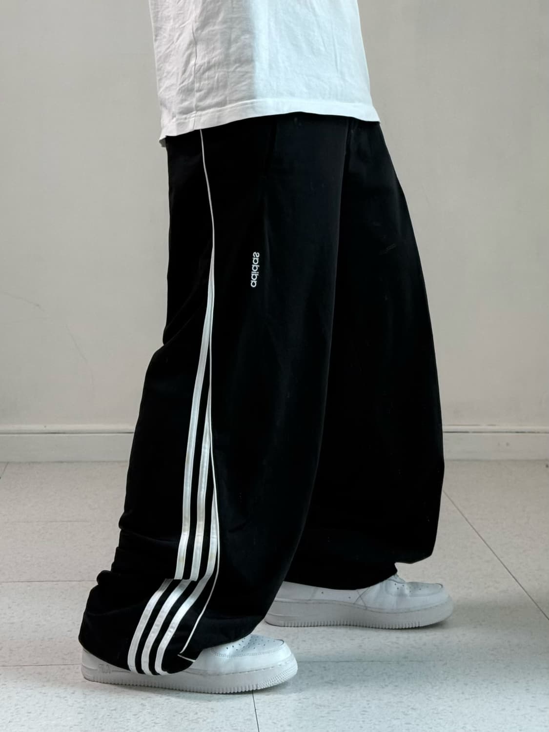 아디다스 블랙 와이드 트랙팬츠 상품이미지2