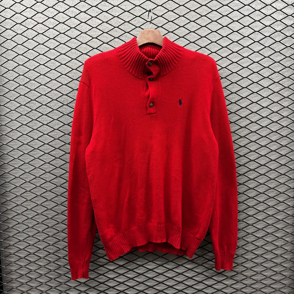 폴로 랄프로렌 하프 버튼넥 니트 우드톤 버튼 포니자수 디테일 솔리드레드 상품이미지2
