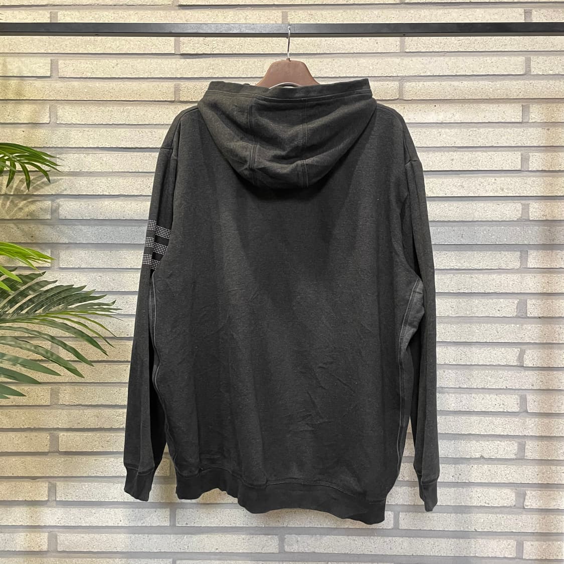 아디다스 후드티 오리지널 로고 배색 소매 삼선 디테일 블랙 상품이미지3