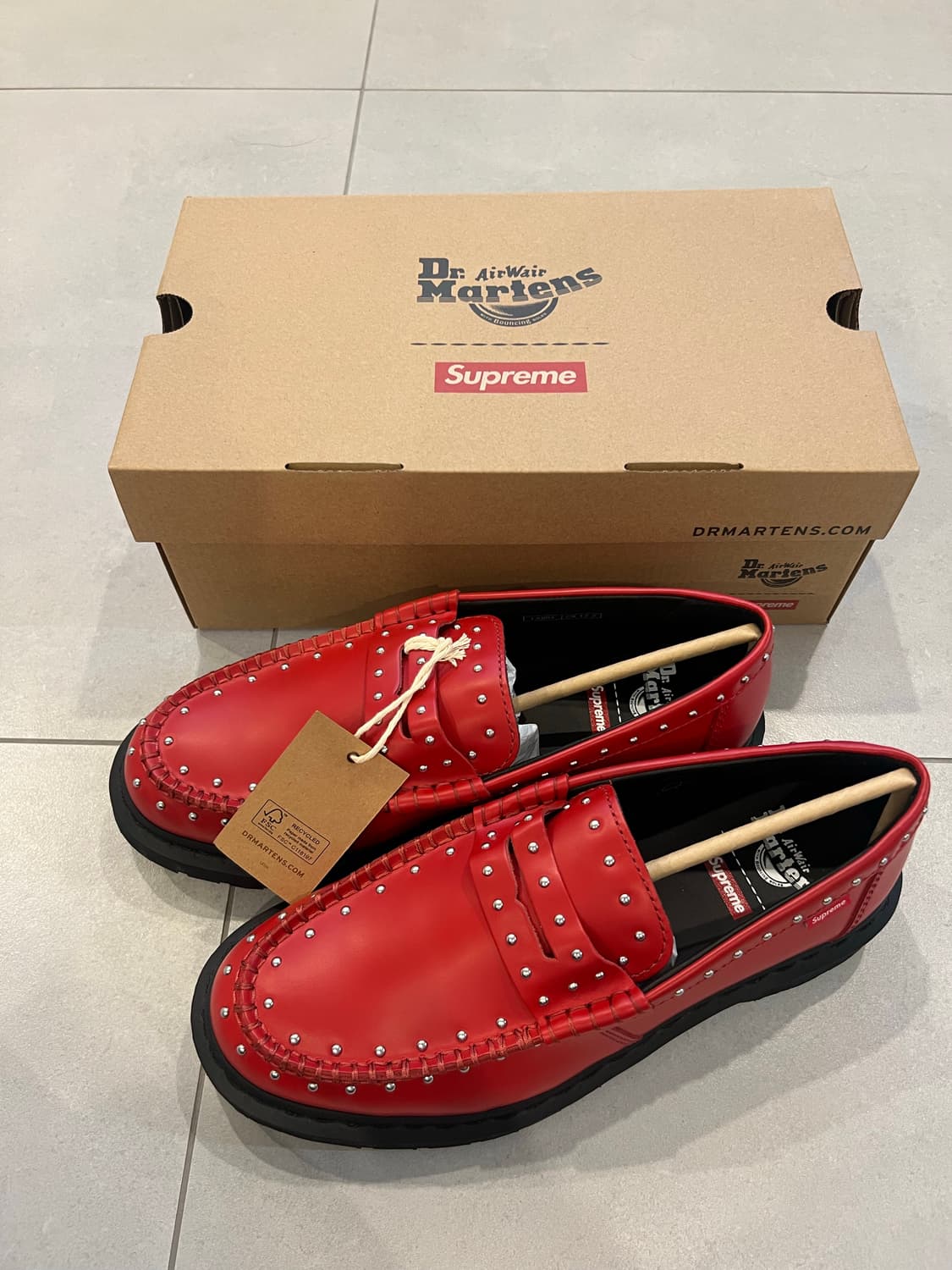 슈프림 x 닥터마틴 스터드 펜톤 로퍼 레드 270 상품이미지1