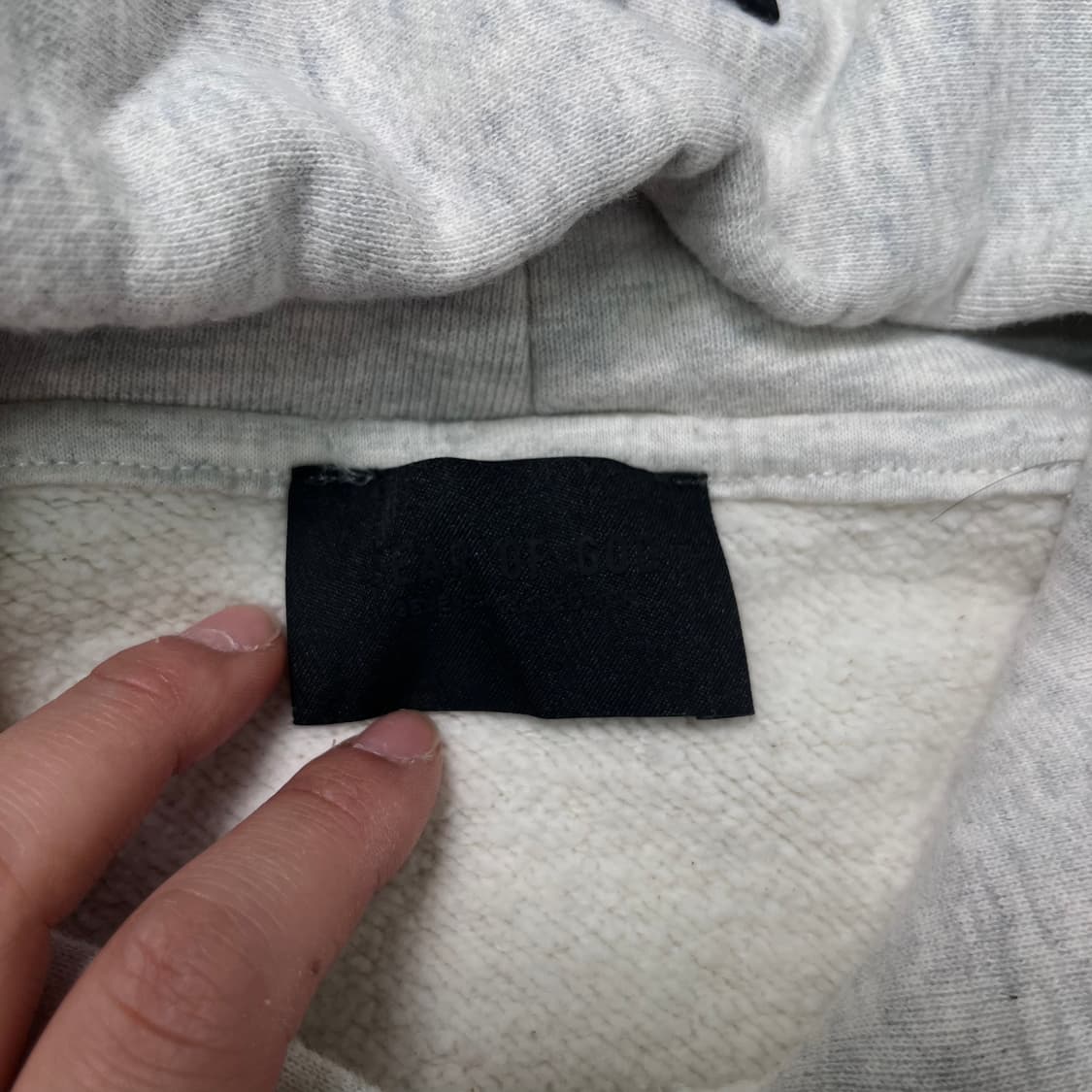 105 피오갓 에센셜 모나크 fg 로고 크림 후드티 상품이미지3