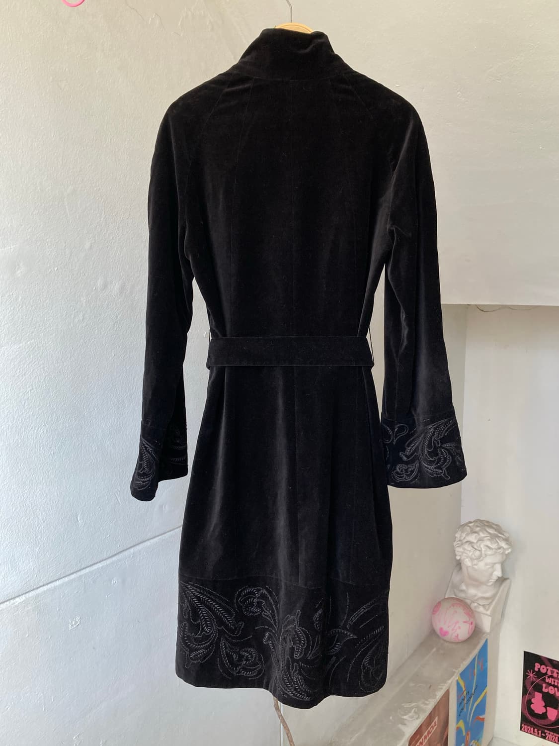 자수 디테일 블랙 벨벳 코트 상품이미지5