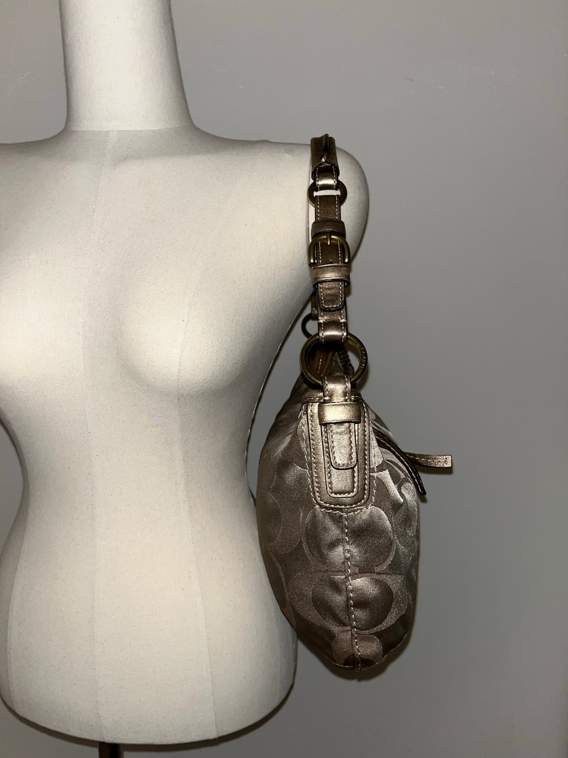 Coach Gold Half Moon Shoulder Bag 상품이미지5