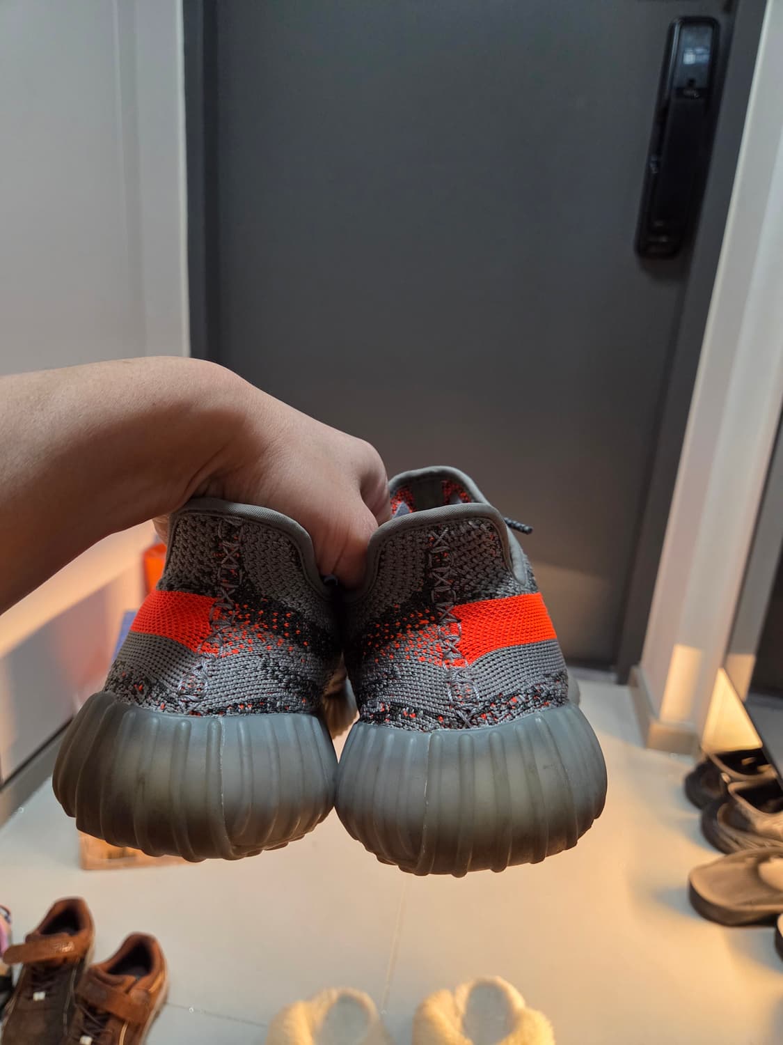 이지부스트 350 V2 벨루가 GW1229 255사이즈 상품이미지3