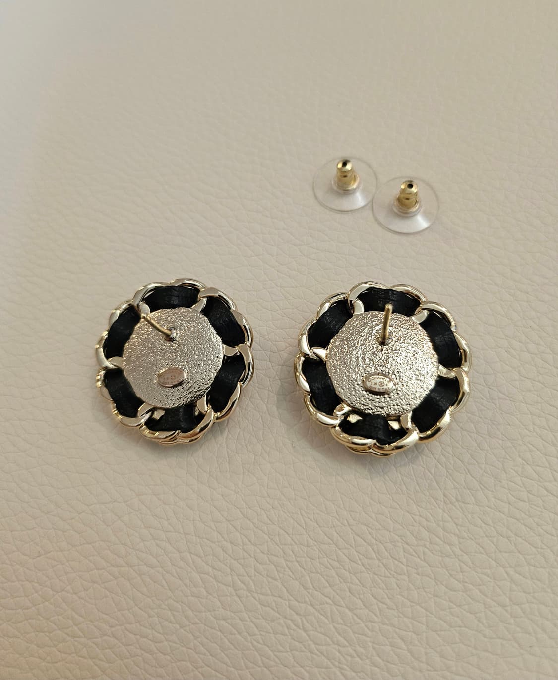 샤넬 가죽체인장식 진주 CC로고 귀걸이 업사이클링 상품이미지5