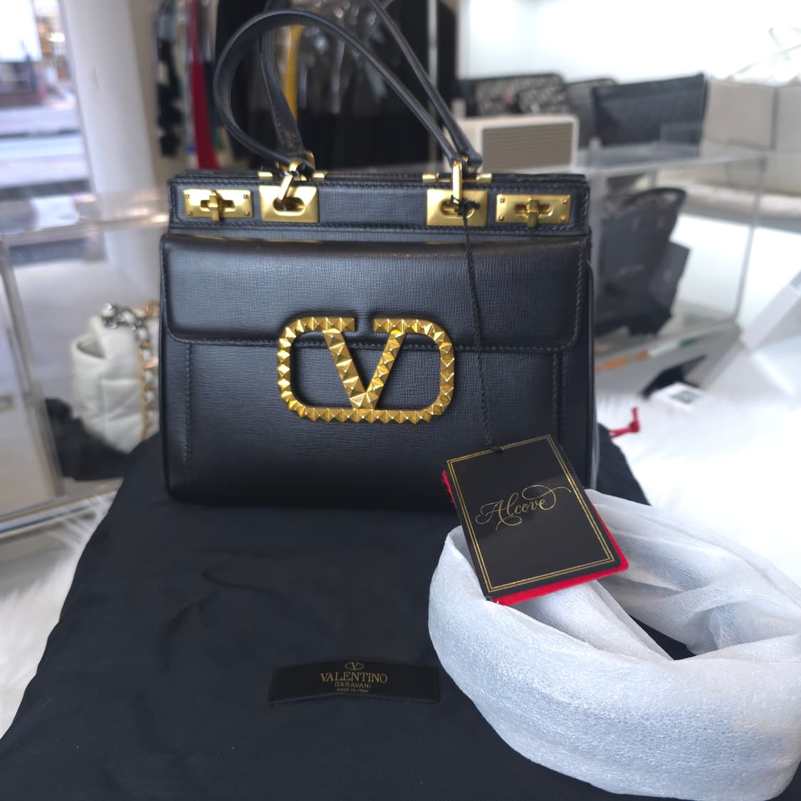 [중고/정품] 발렌티노 카프스킨 알코브 락스터드백 미디엄 상품이미지1