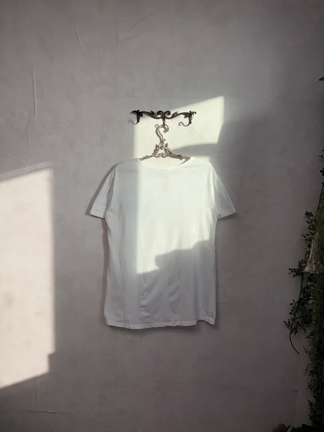 White blue flower embroidered half t 상품이미지5