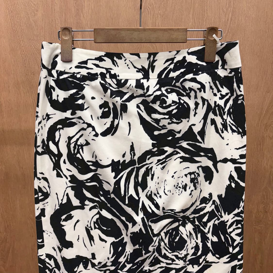 막스마라 미디 스커트 볼드 플로럴 아트워크 프린팅 디테일 H라인 아이보리 상품이미지4