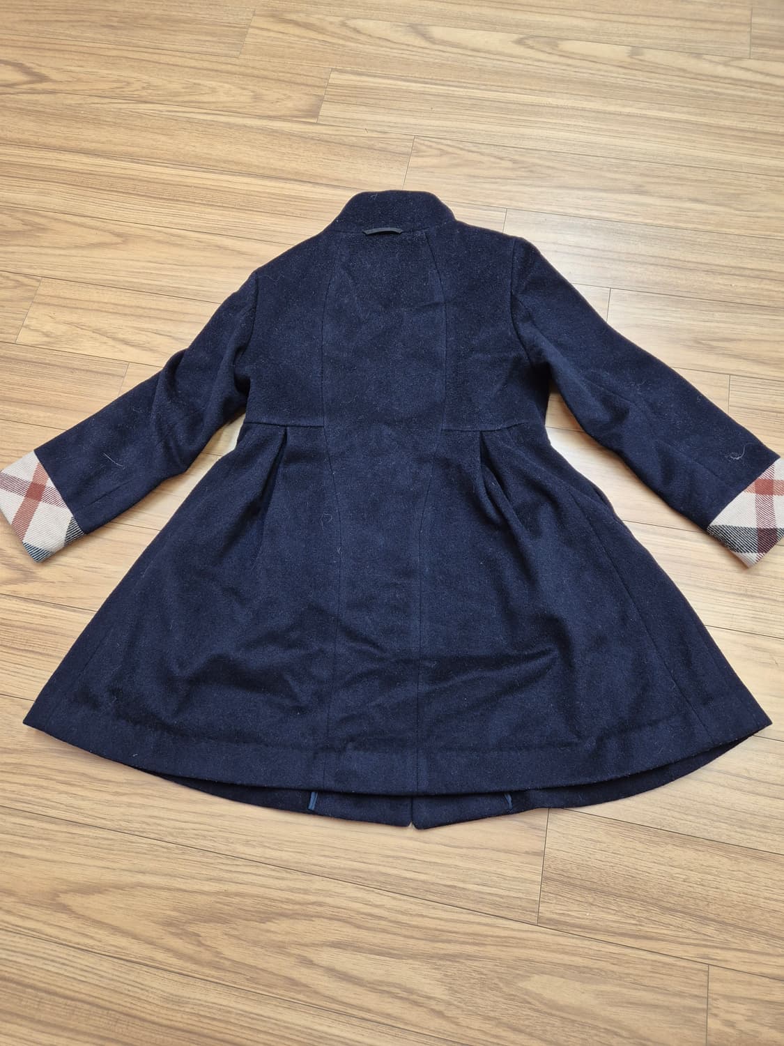 닥스 여아용 네이비 플레어 코트 120사이즈입니다. 닥스 특유의 체크무늬 상품이미지2