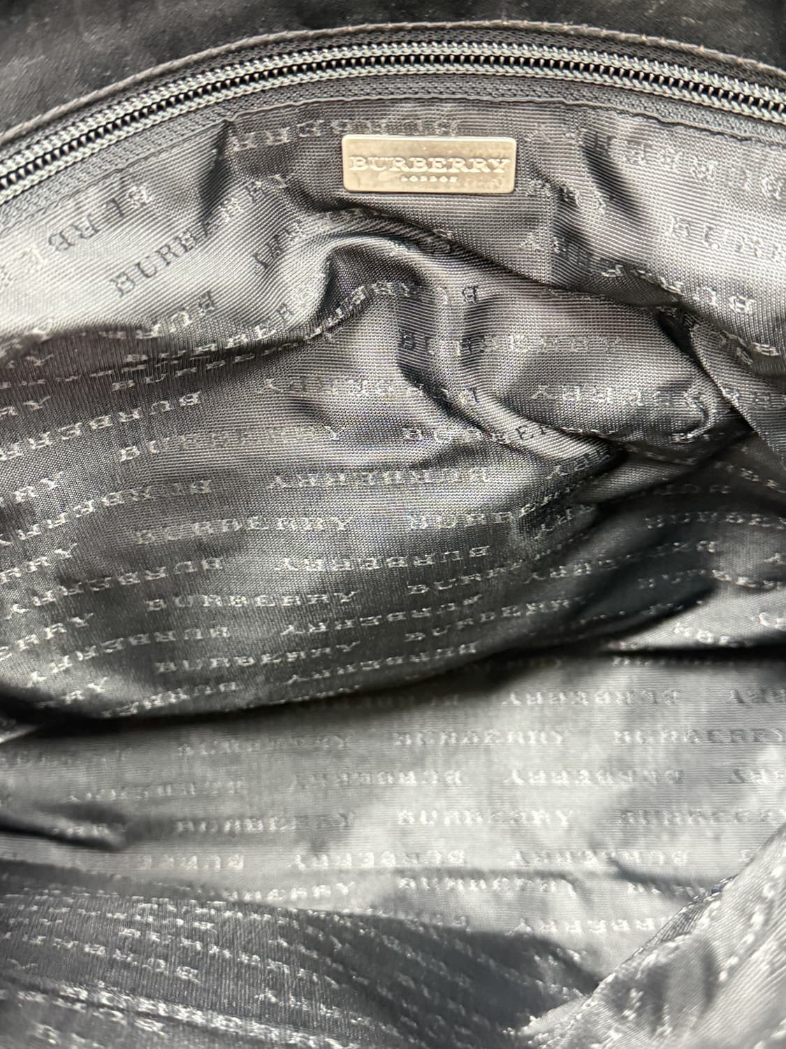 버버리 나일론 슬링 크로스백 블랙 상품이미지7