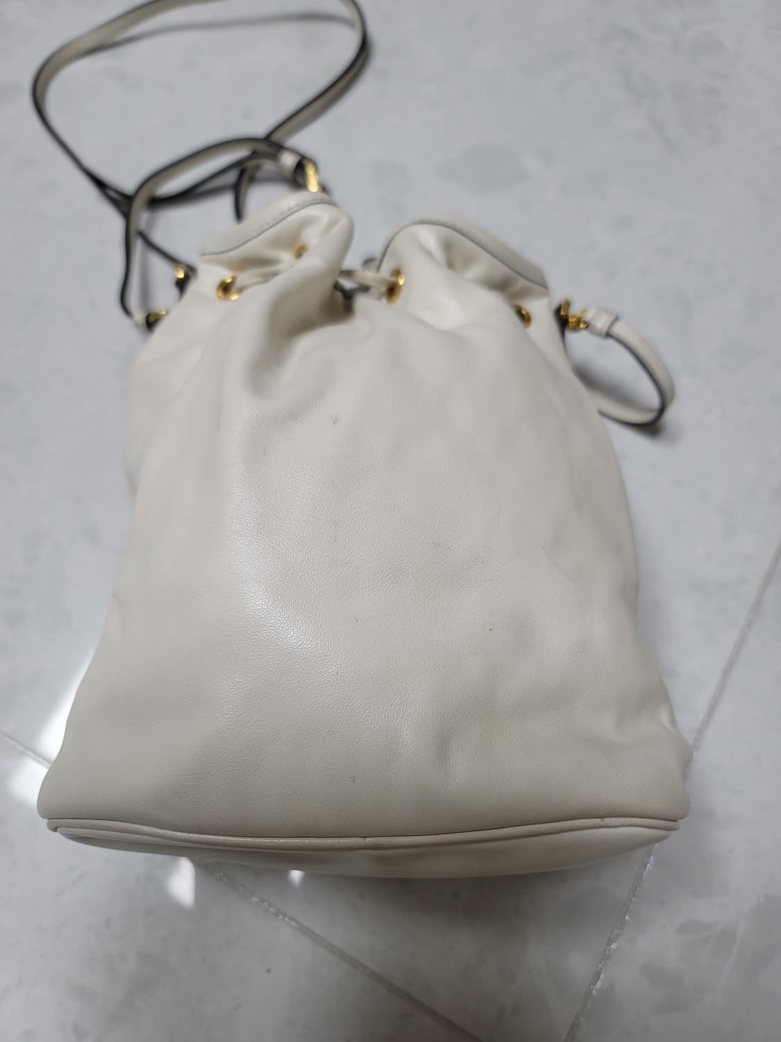 프라다 화이트 듀에 복조리 버킷백 상태굿

 상품이미지2