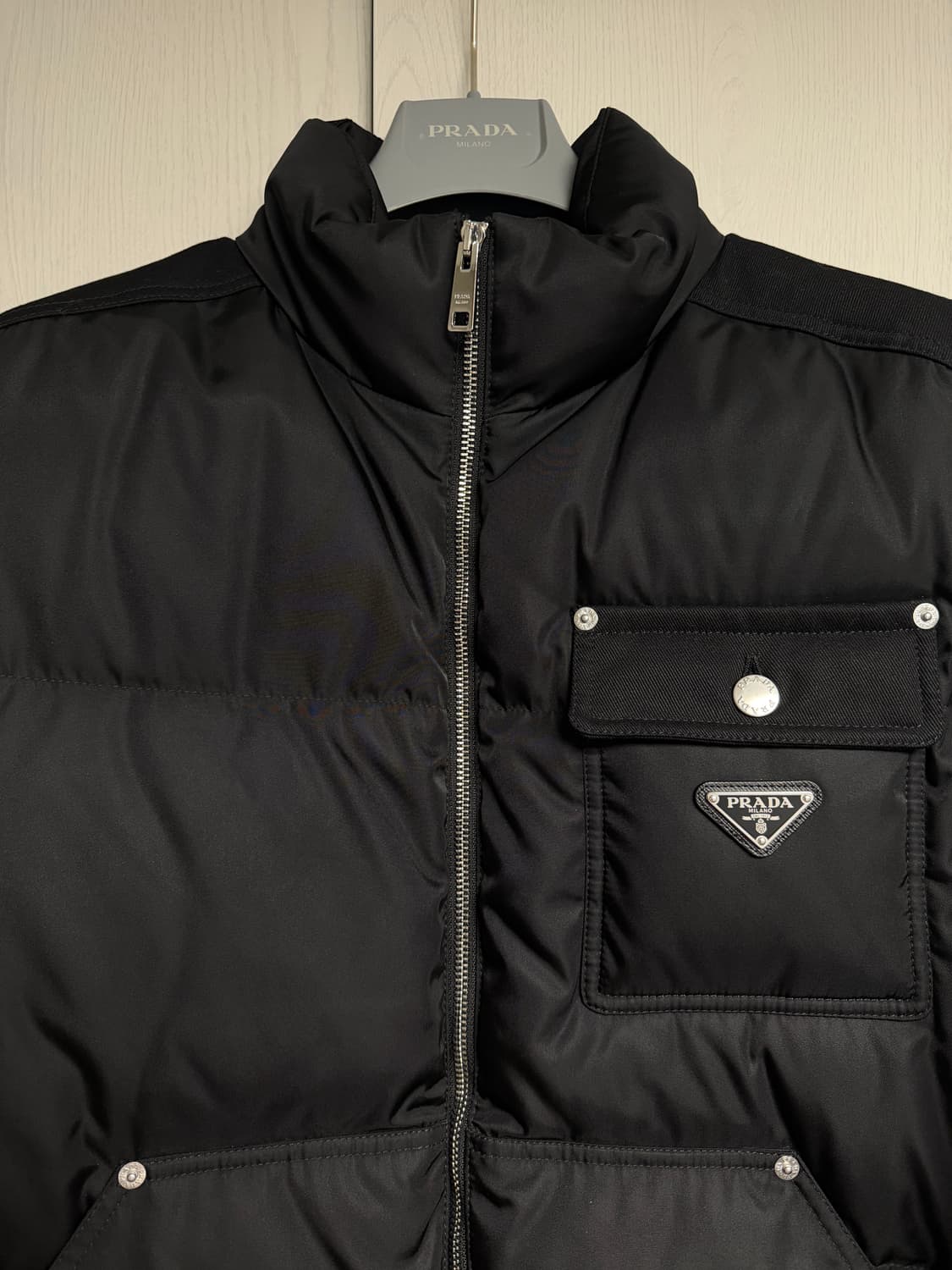 프라다 리나일론 크롭 다운 패딩 자켓 블랙 상품이미지3