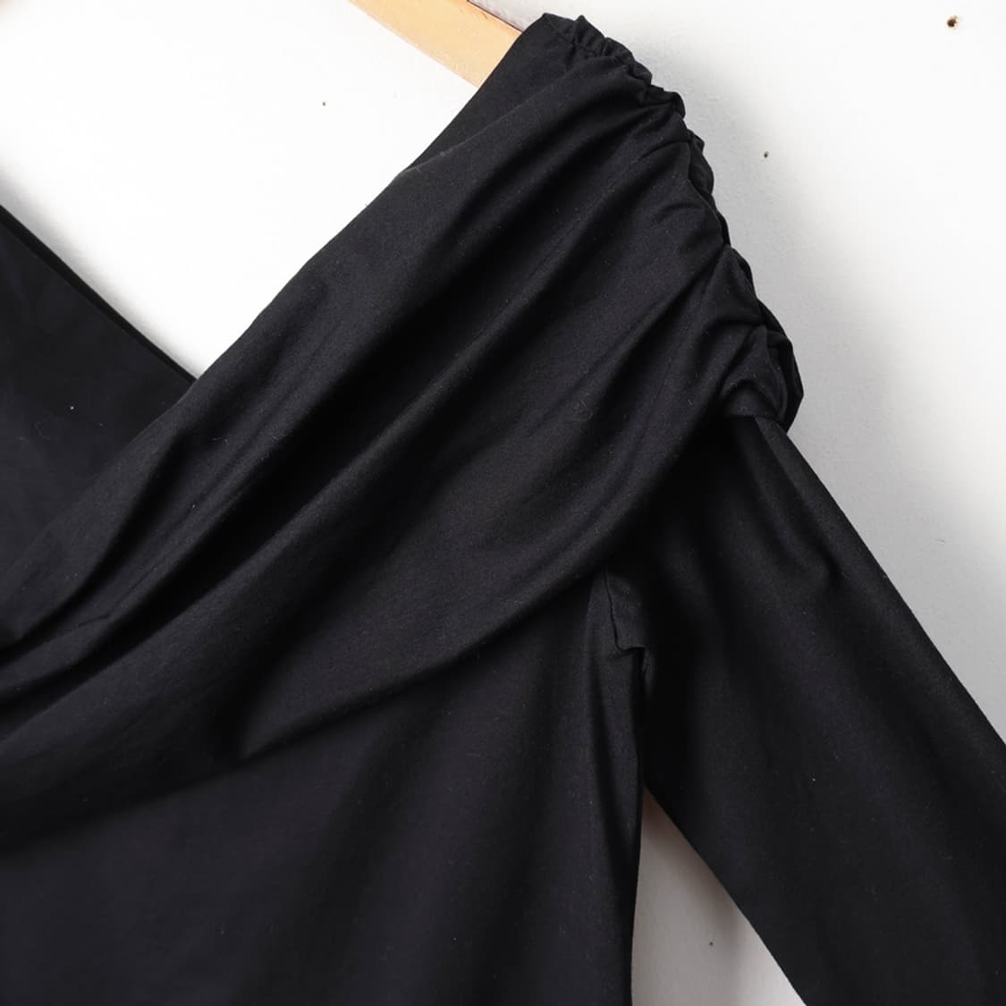 66/COS 코스 게더드 오프 더 숄더 탑 상품이미지4