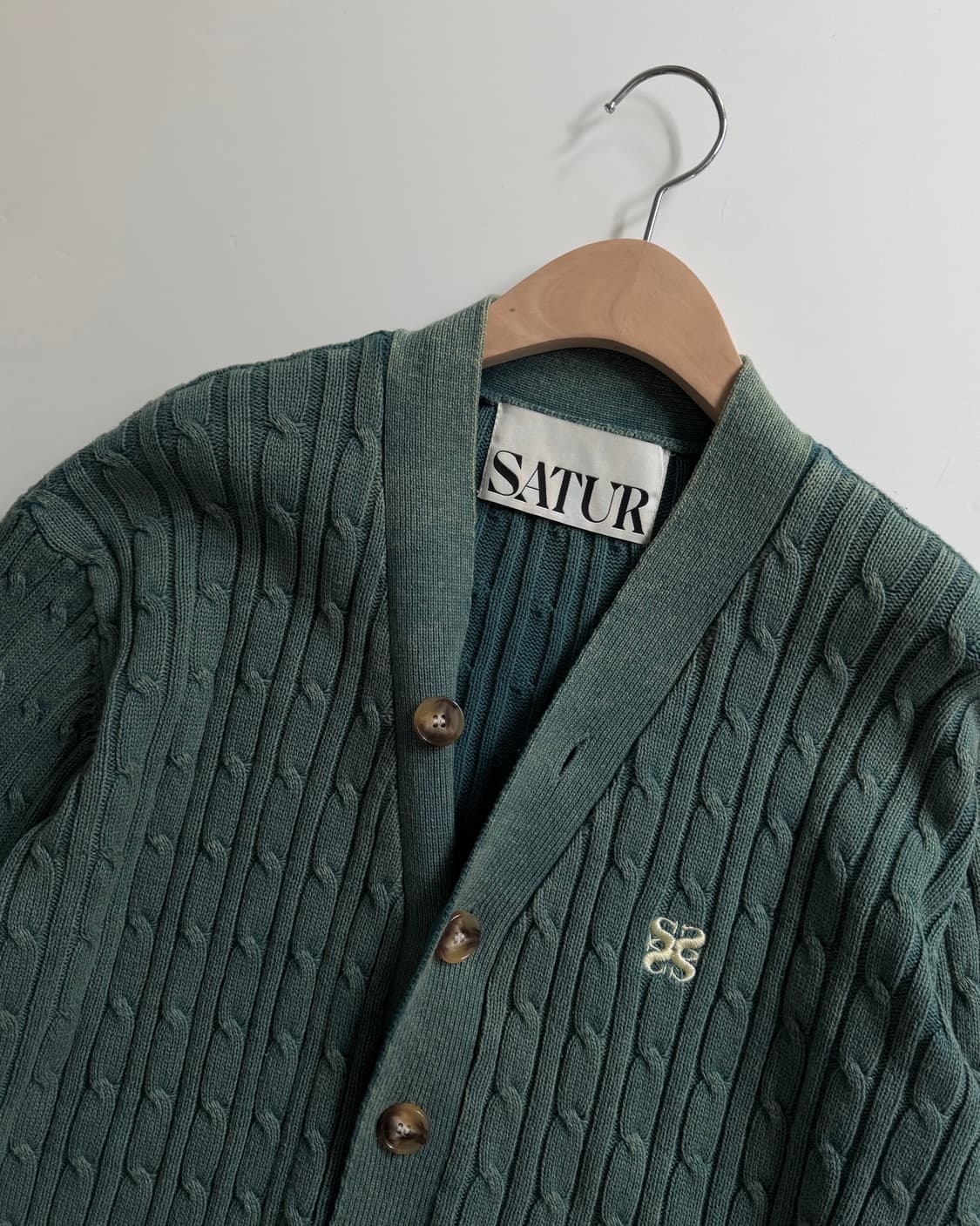 Satur 세터 딥 그린 로고 케이블 가디건 상품이미지3