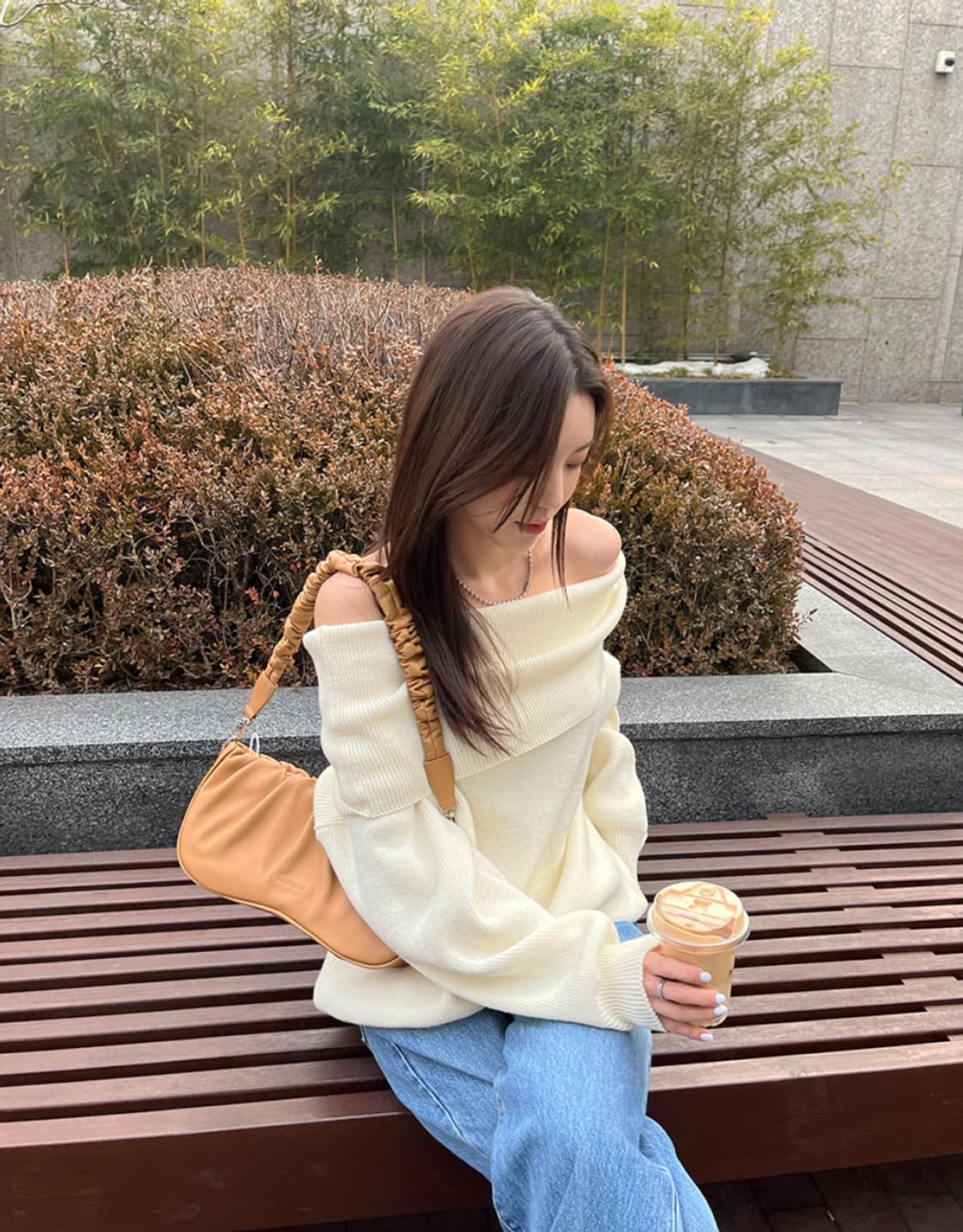 데이인 오프숄더 박스 니트 아이보리 상품이미지4