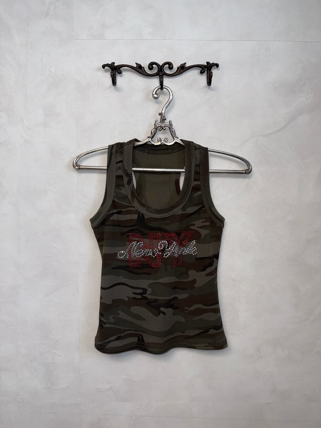 Khaki brown camouflage NY crop 슬리브리스 상품이미지1