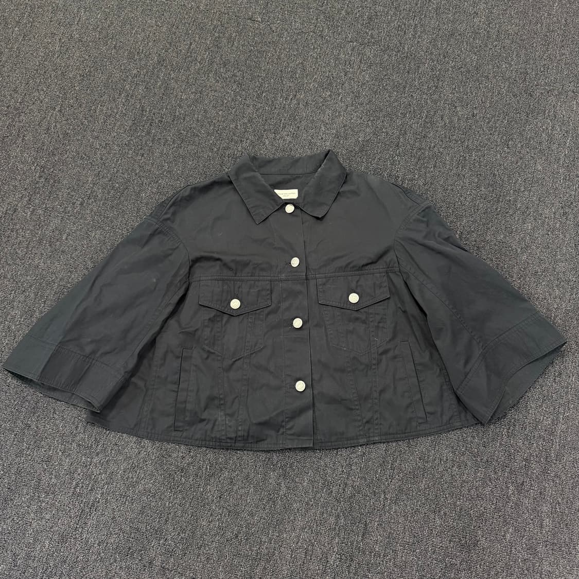 드리스반노튼 백 프릴 디테일 크롭 자켓 상품이미지1