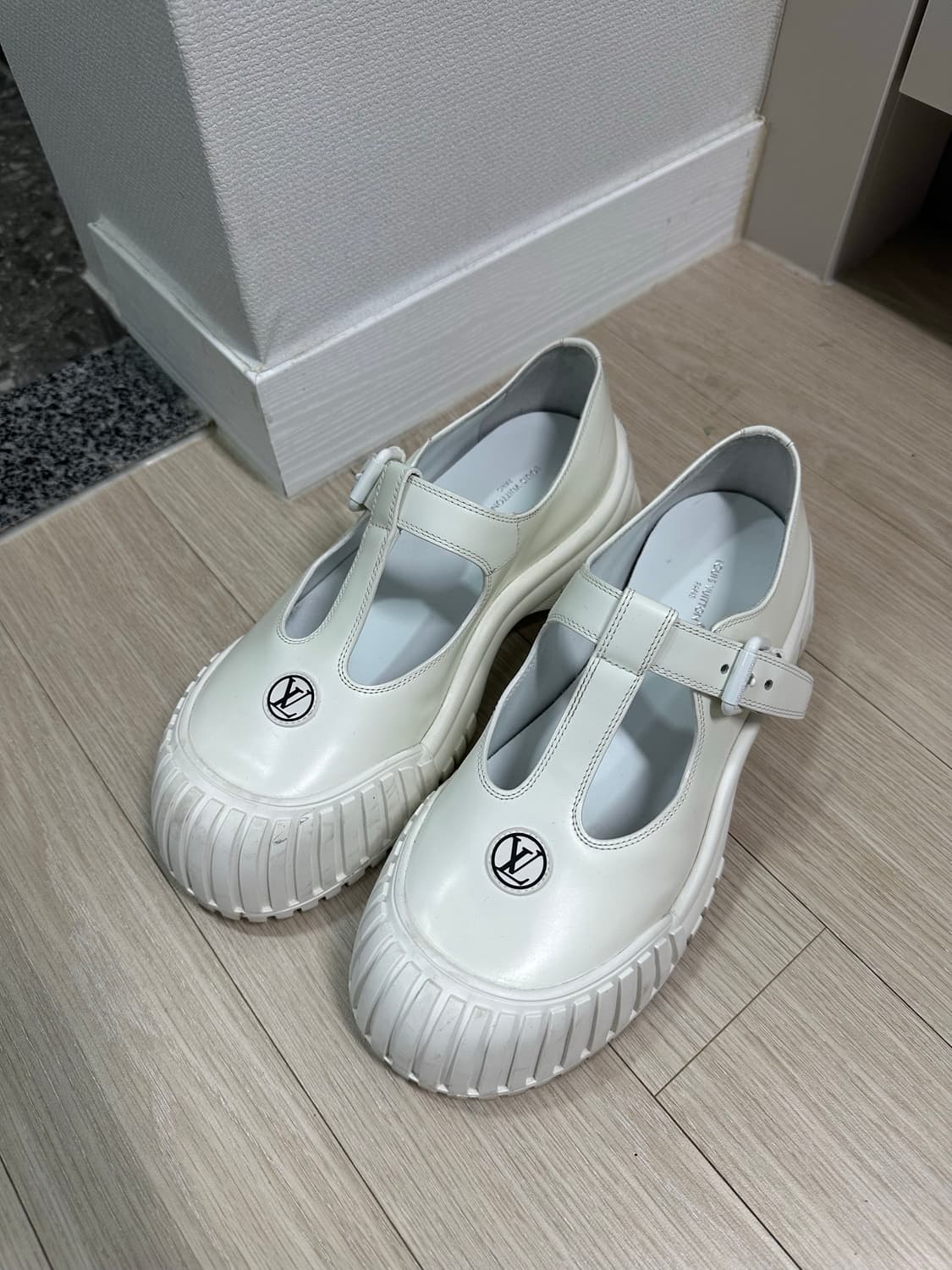 [사이즈 EU39] 루이비통 루비 플랫 매리 제인 화이트 상품이미지1