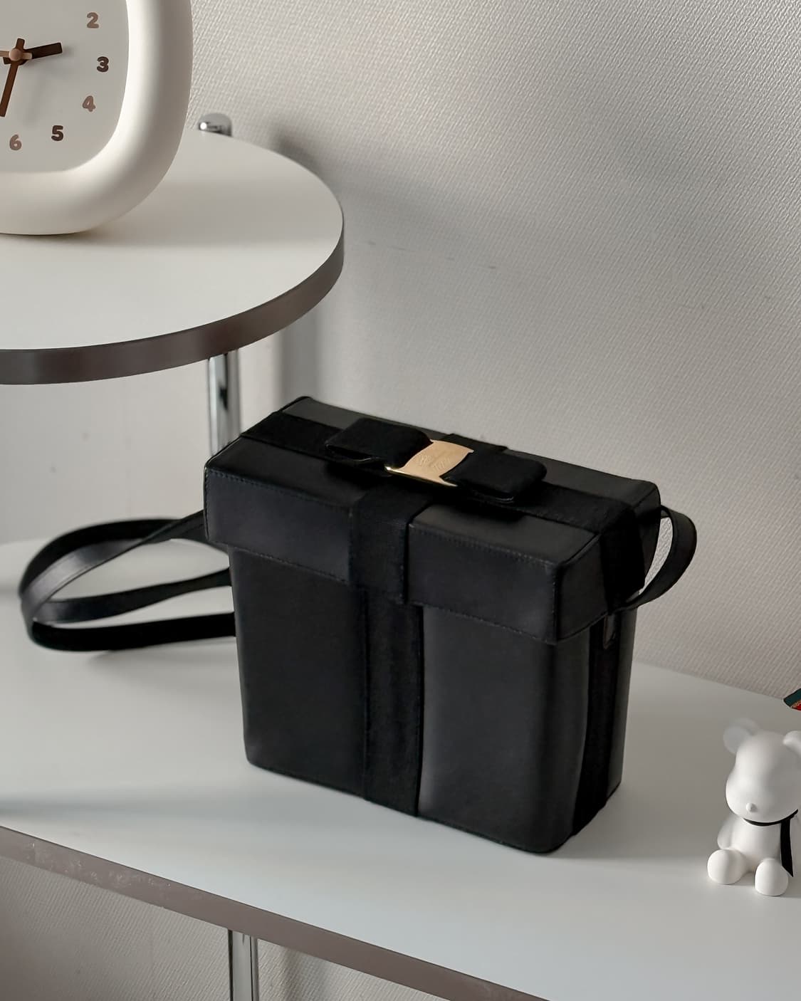 페라가모 클래식 리본 디테일 숄더백 상품이미지1