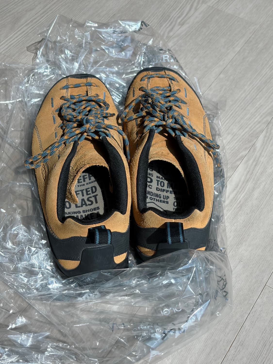 킨 재스퍼 스웨이드 카멜 스니커즈 상품이미지4