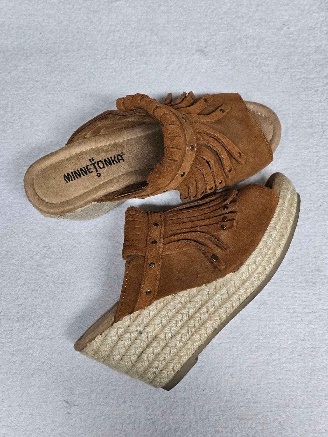 Minnetonka 미네통카 스웨이드 태슬 웨지힐 샌들 상품이미지1