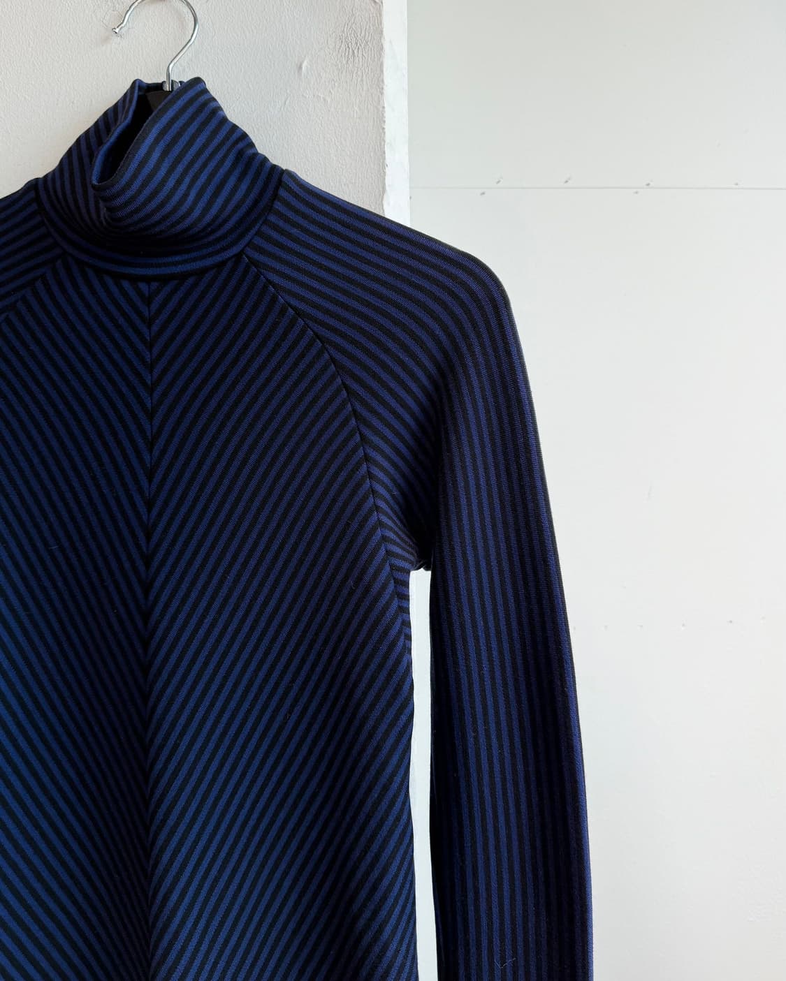 하이더 아커만 블루 스트라이프 터틀넥 롱슬리브  상품이미지5