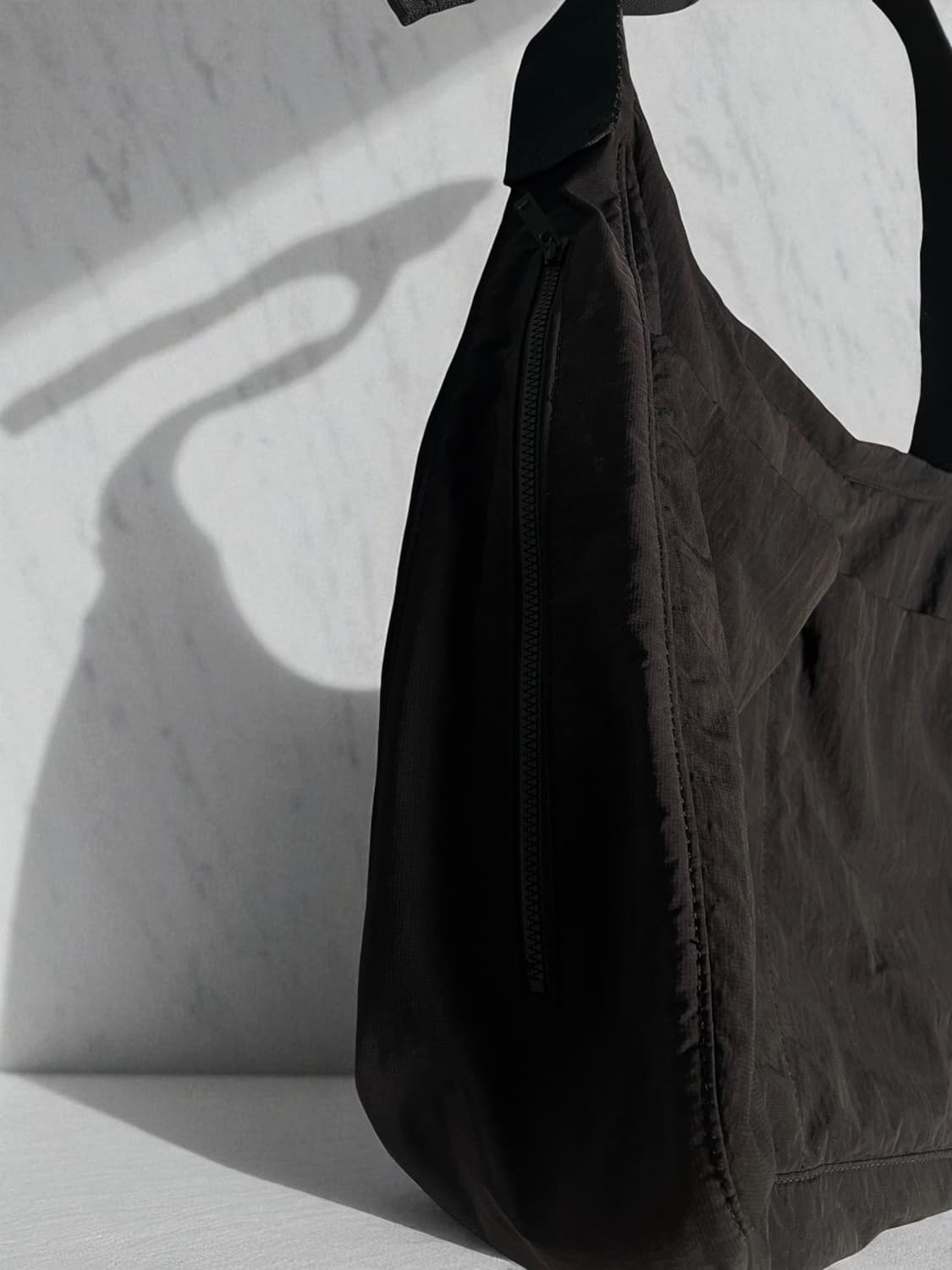 cos 코스 고급 나일론 버클 크로스백 상품이미지3