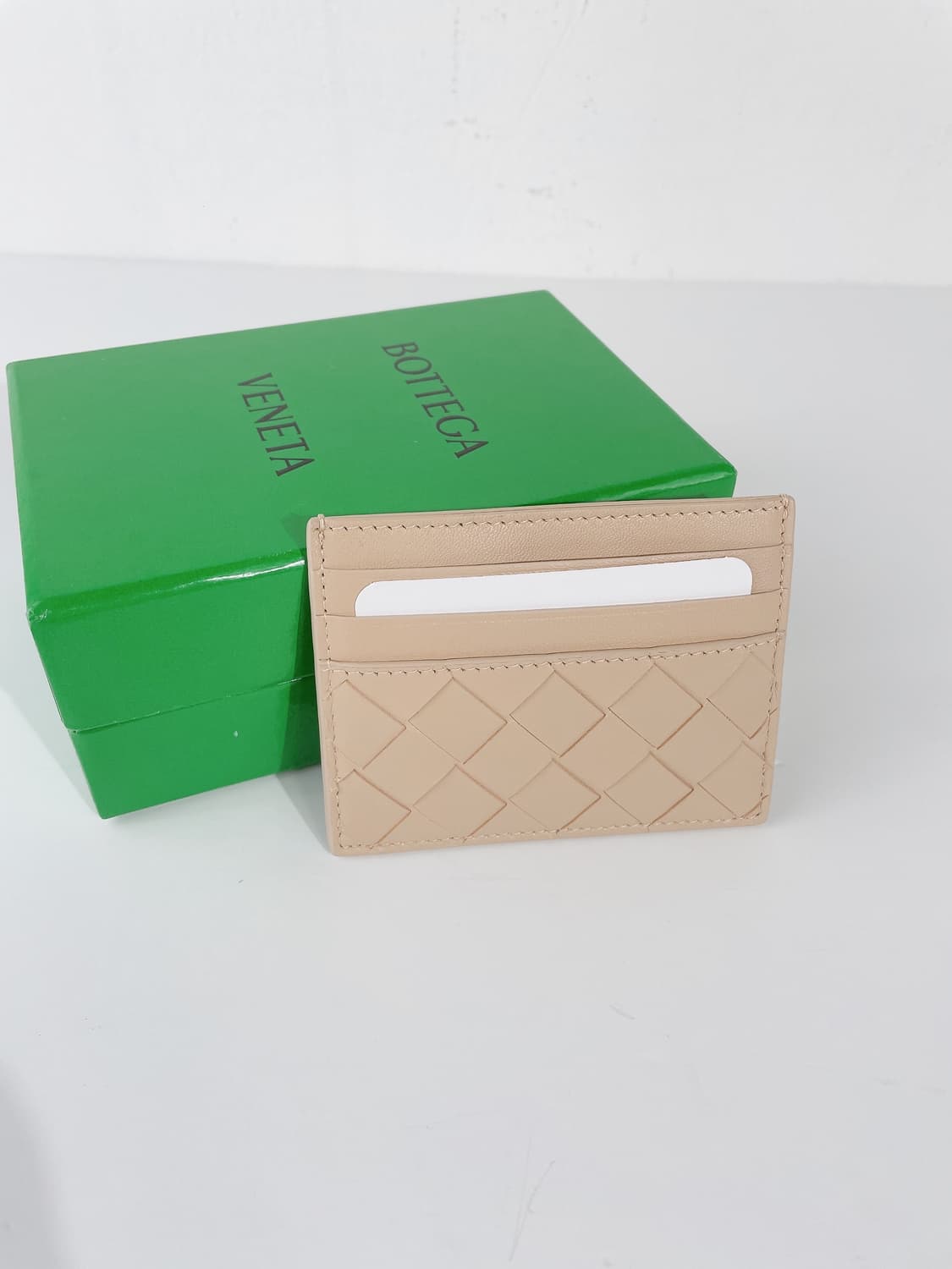(정품/새상품) 보테가베네타 베이지 컬러 인트레치아토 카드지갑 상품이미지1