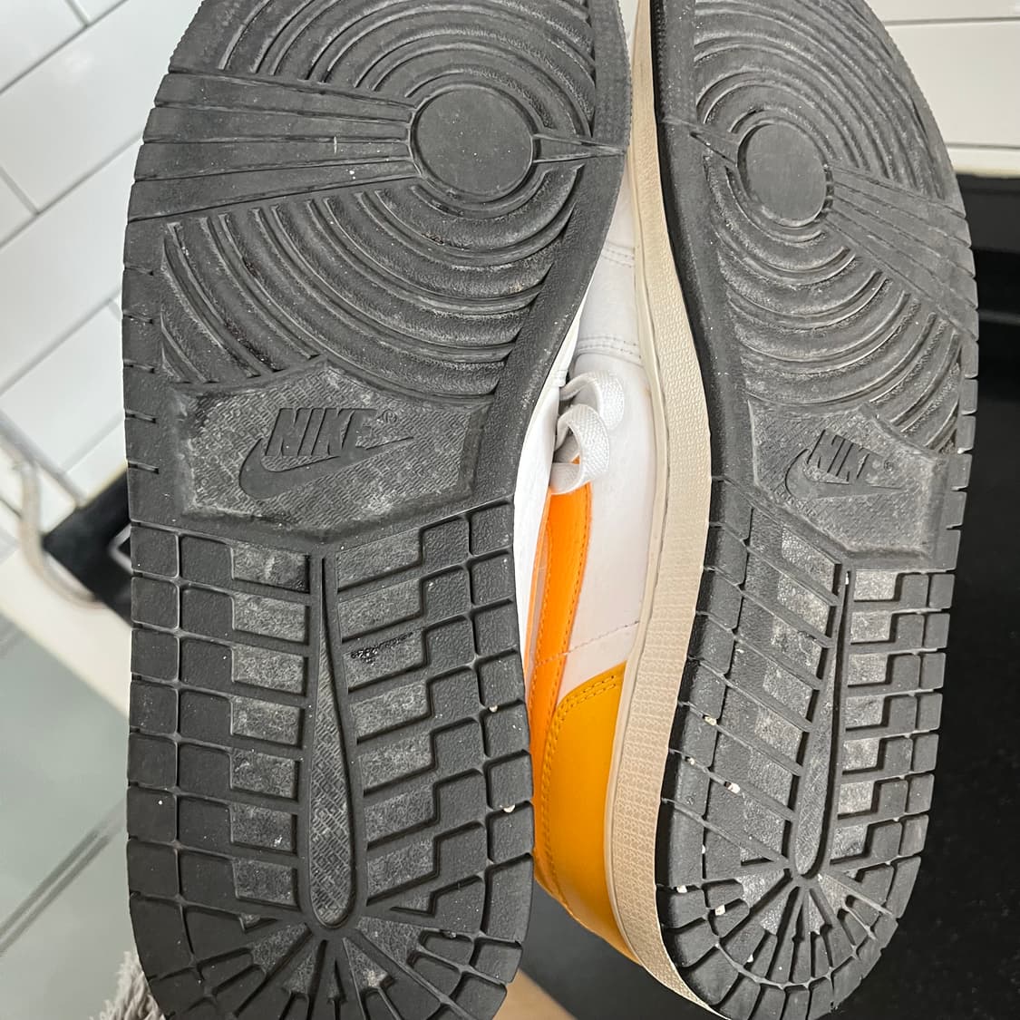 조던1 미드 유니버시티 골드 285 상품이미지8