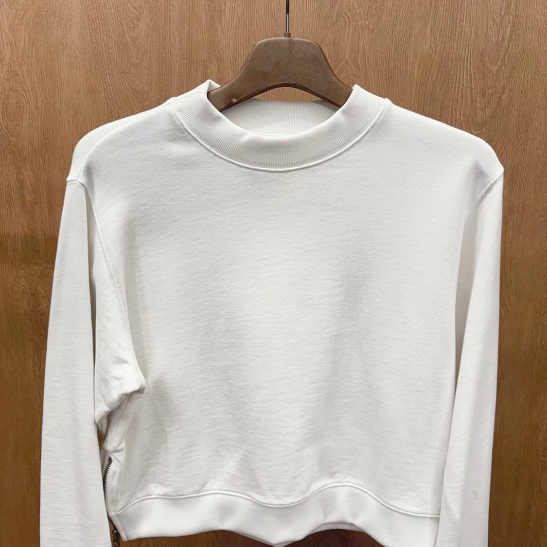 아크네 스튜디오 모크넥 크롭 맨투맨 무지 사이드 지퍼 디테일 화이트 상품이미지4