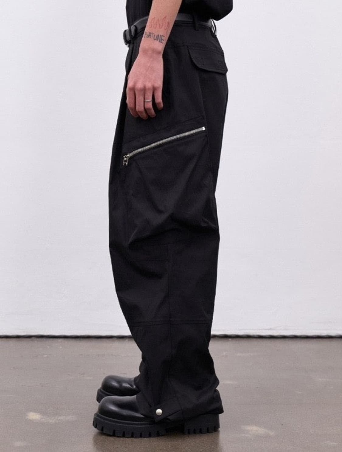 [이에이 X 짱구대디] ANGLE CARGO PANTS Black L 상품이미지3