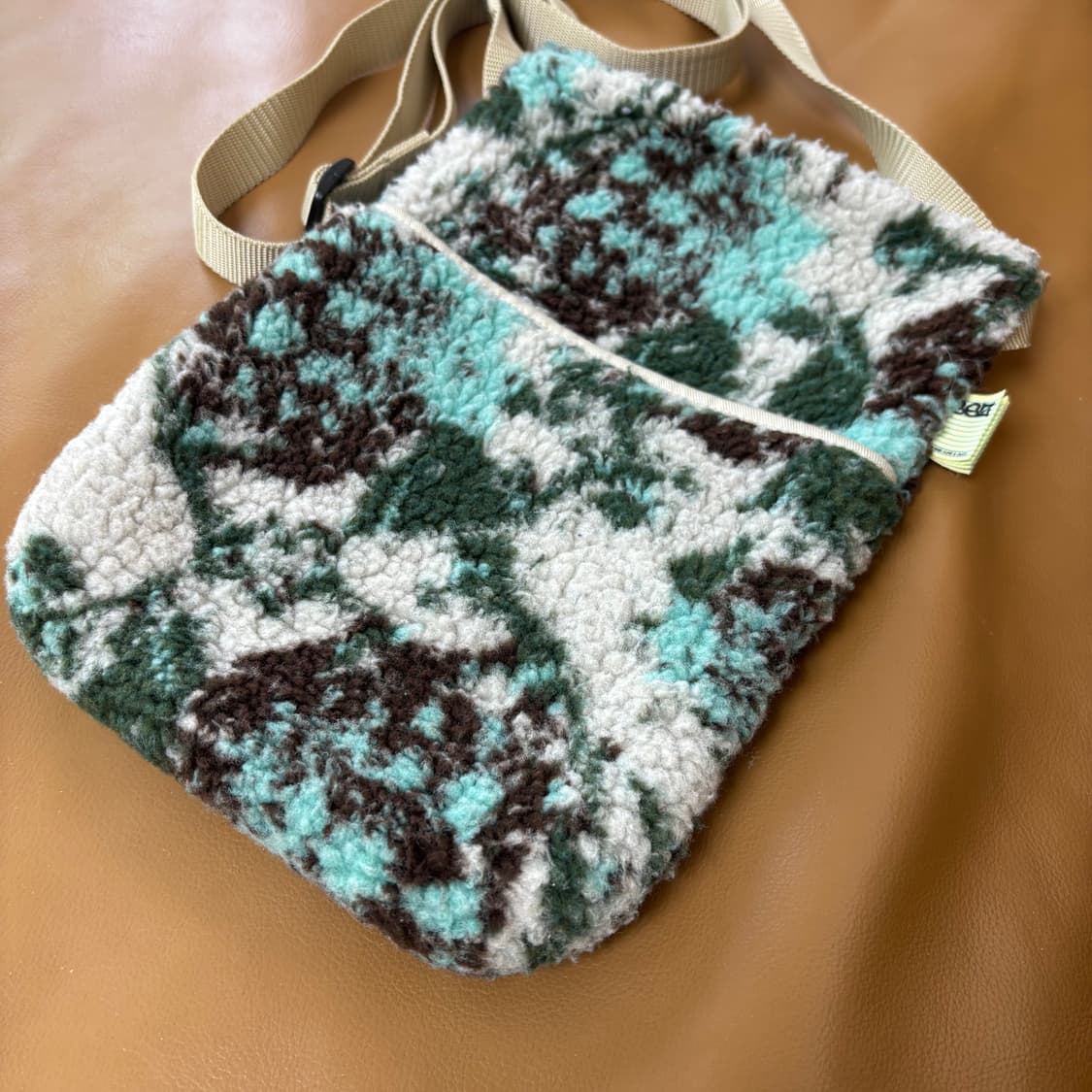 Beams SSZ 빔즈 빔스 플리스 샤코슈 크로스백 가방 상품이미지2