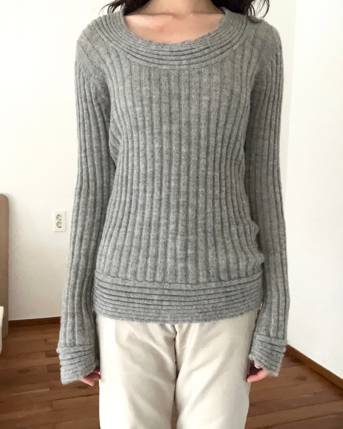 그레이 유니크 넥 슬림 니트 상품이미지6