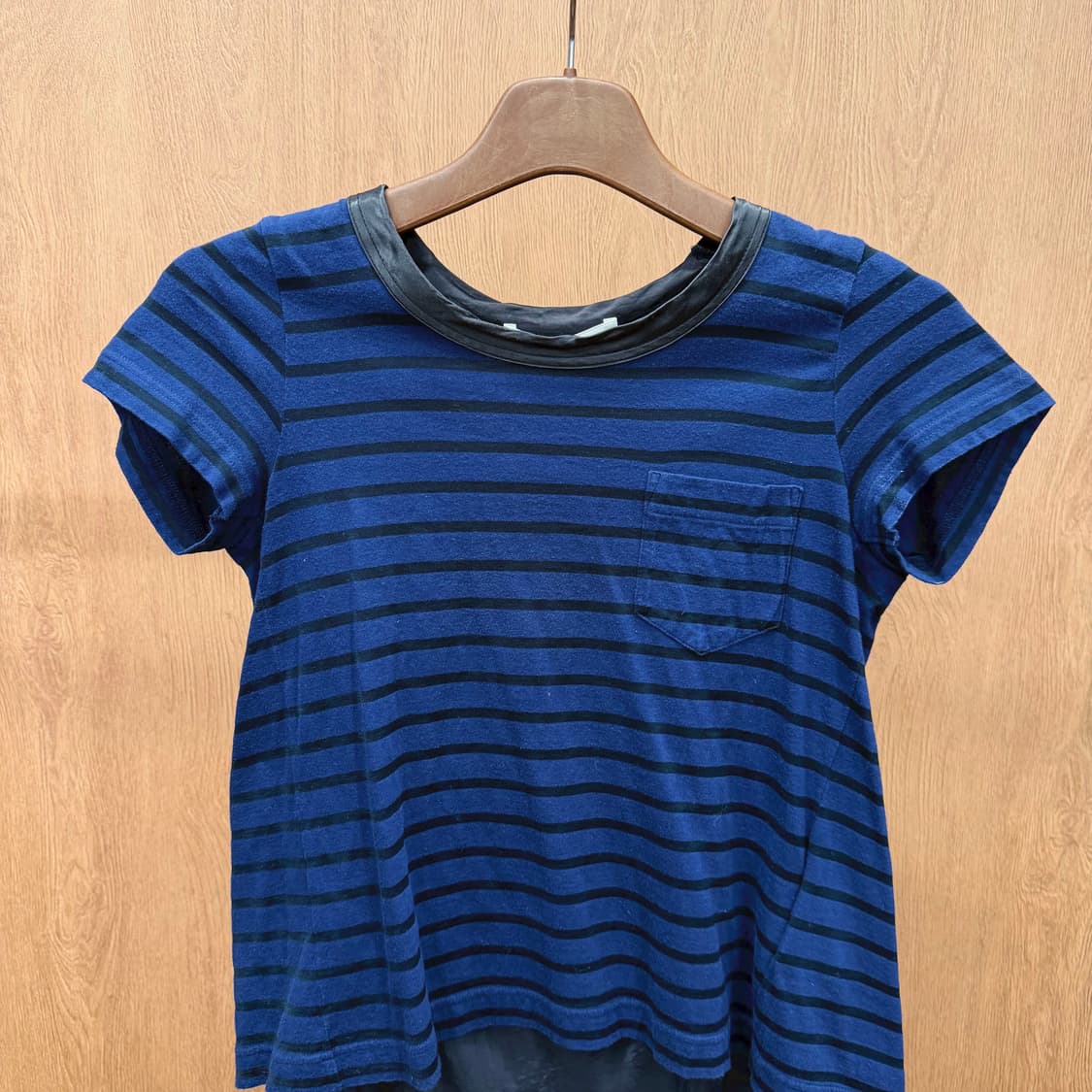 사카이 럭 반팔 블라우스 스트라이프 패턴 플리츠 레이어드 디테일 네이비 상품이미지4