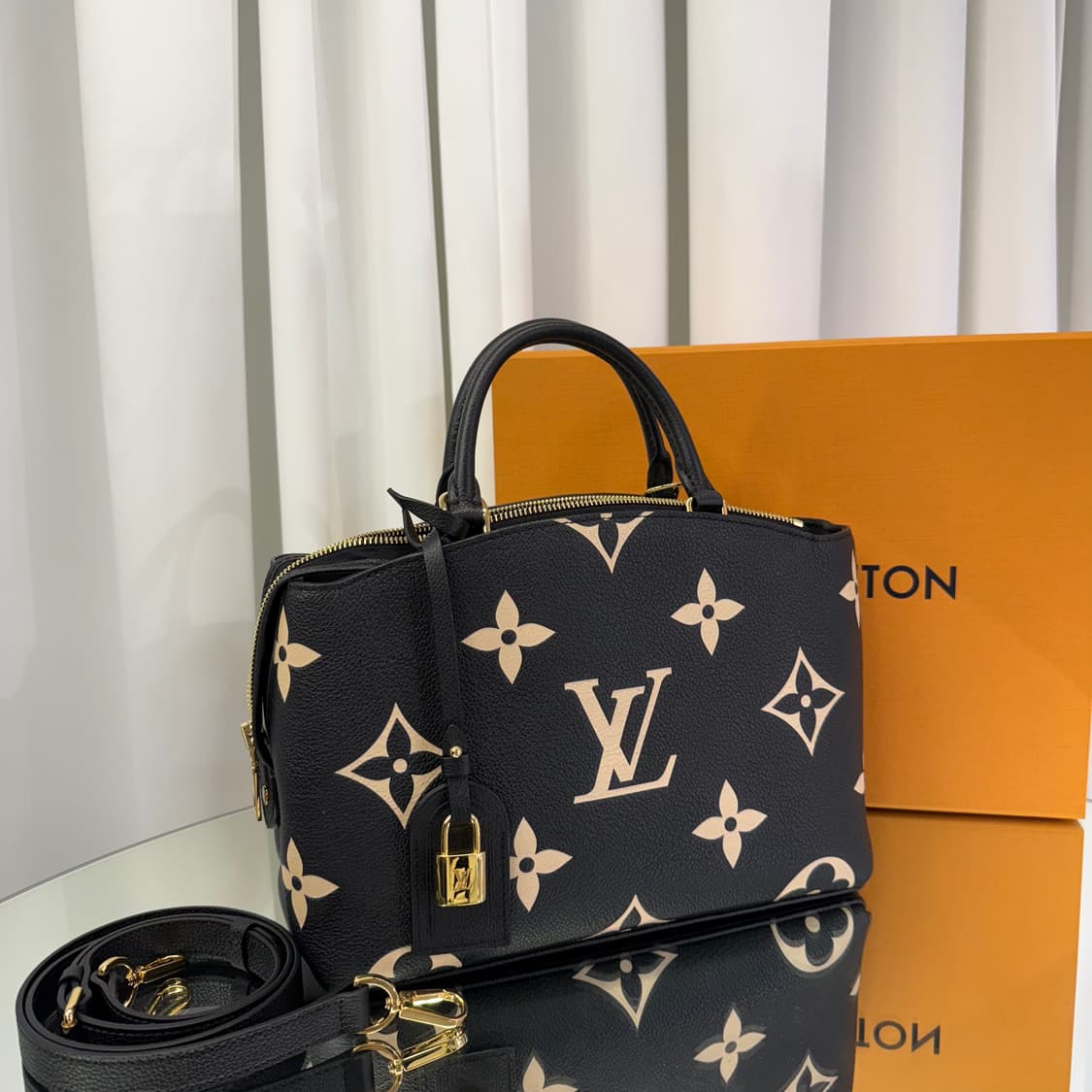 [정품] 루이비통 모노그램 앙프렝뜨 쁘띠드 팔레 토트백 M58913 상품이미지2