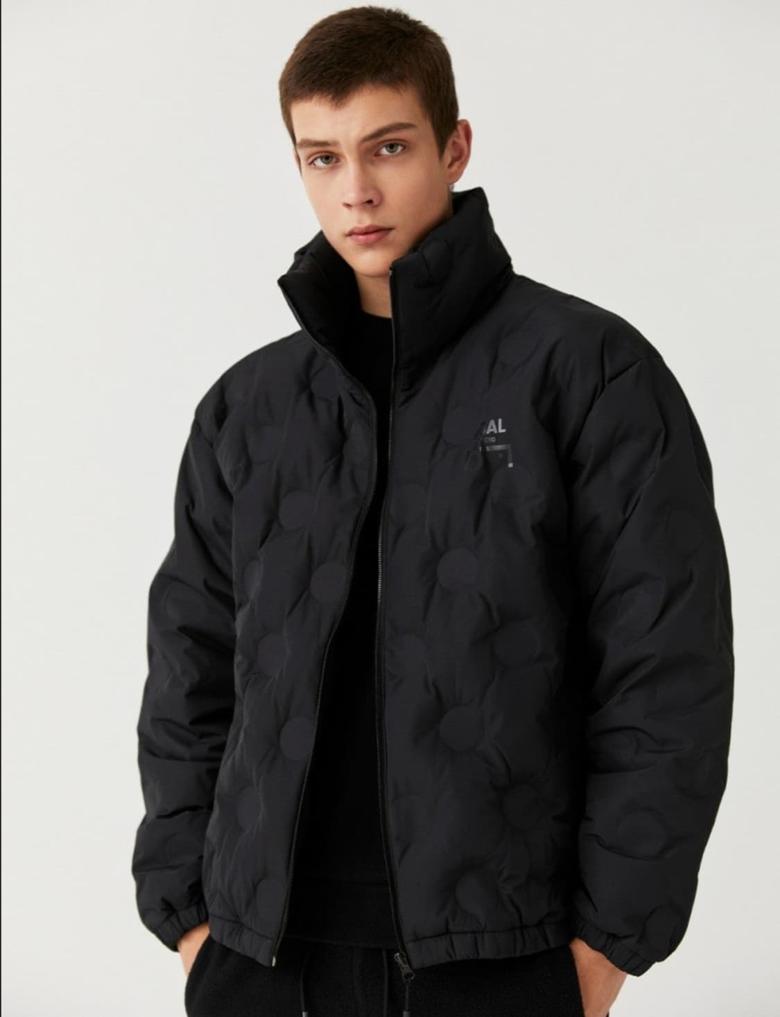 골스튜디오 엠보싱 블랙컬러 남성 세미오버핏 95 덕다운 경량패딩  상품이미지1