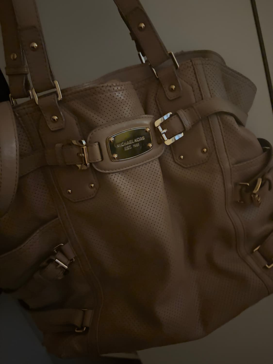 마이클코어스 빈티지 펀칭 레더 숄더백 베이지 상품이미지2