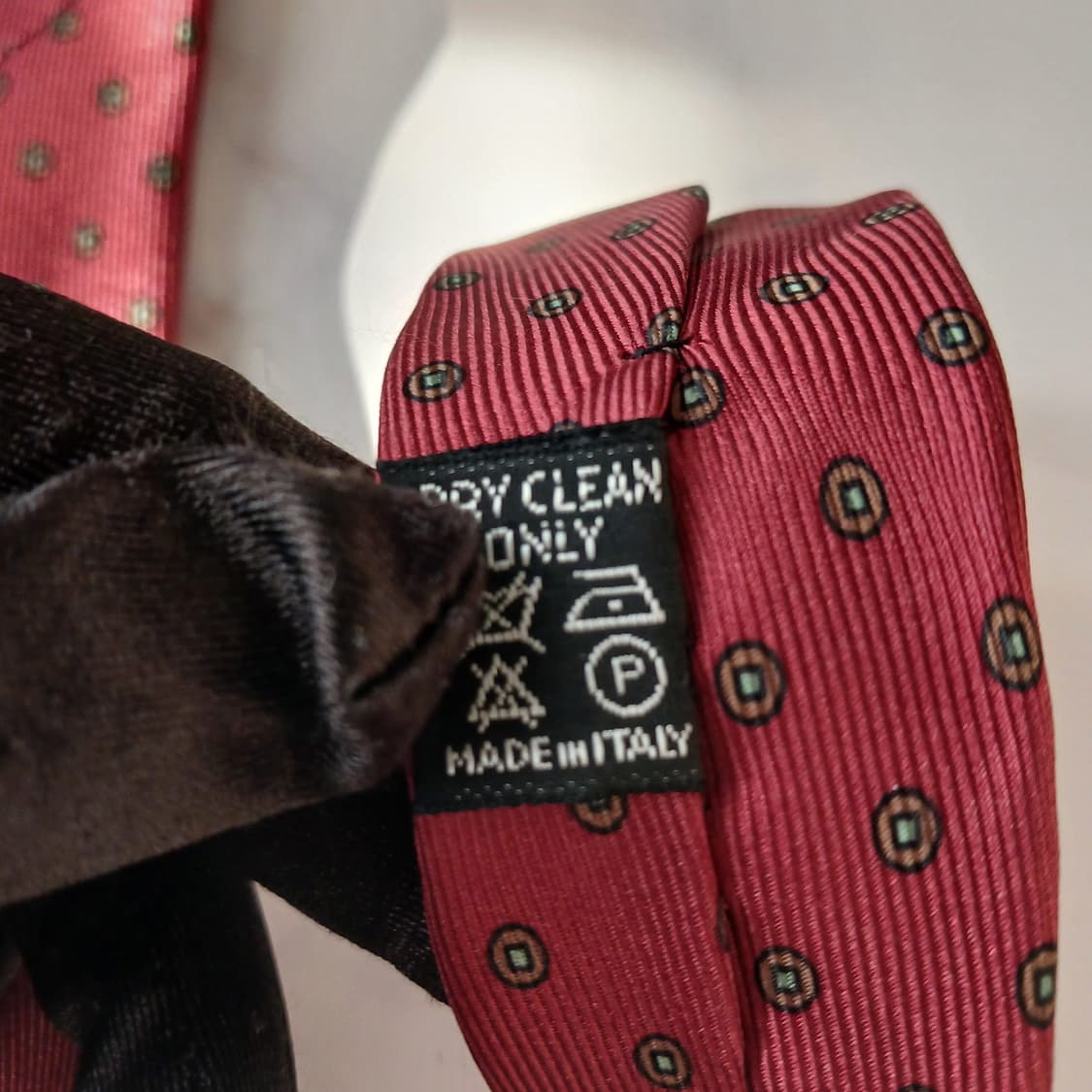 아이그너 실크 짙은핑크 오벌 패턴 넥타이 8.2cm A등급 A19204
 상품이미지9