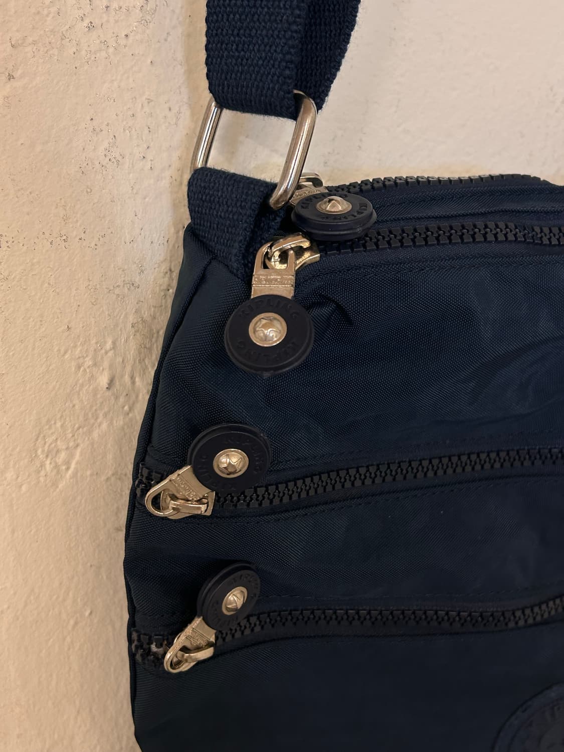 키플링 네이비 크로스백 상품이미지3