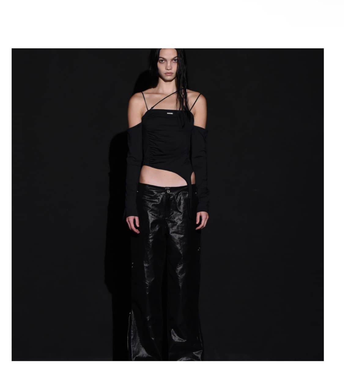 보헤미안서울 보헴서 오프 숄더 커브드 티 블랙 off shoulder 상품이미지1