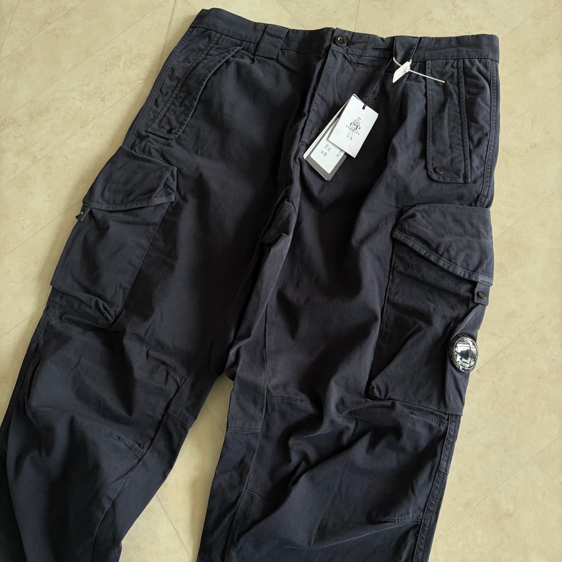 [새상품]CP컴퍼니 씨피컴퍼니 스트레치 루즈핏 렌즈 로고 팬츠 네이비 상품이미지2