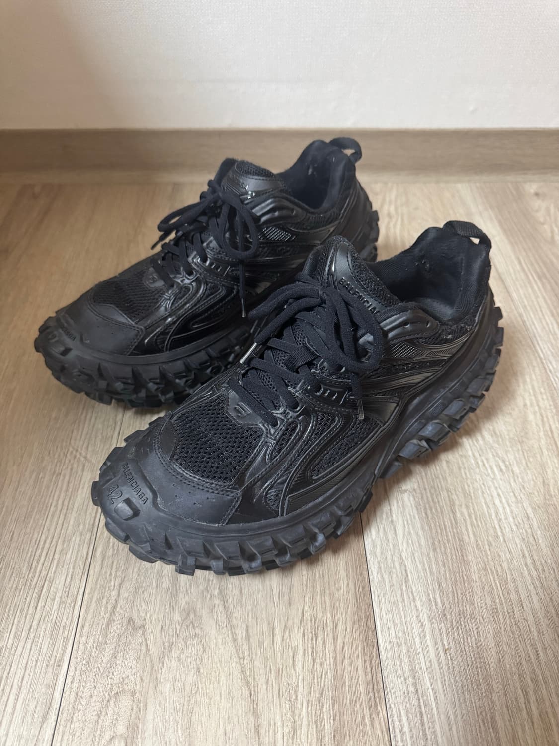 [42] 발렌시아가 디펜더 스니커즈 블랙 상품이미지1