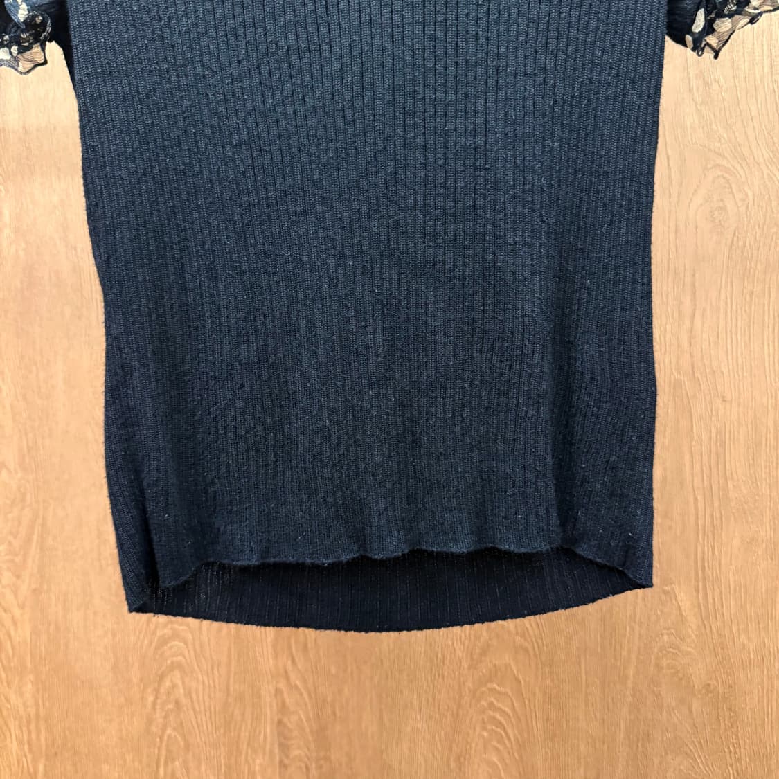 지방시 부티크 리브 니트 반팔 티셔츠 도트 쉬폰 프릴 디테일 블랙 상품이미지5