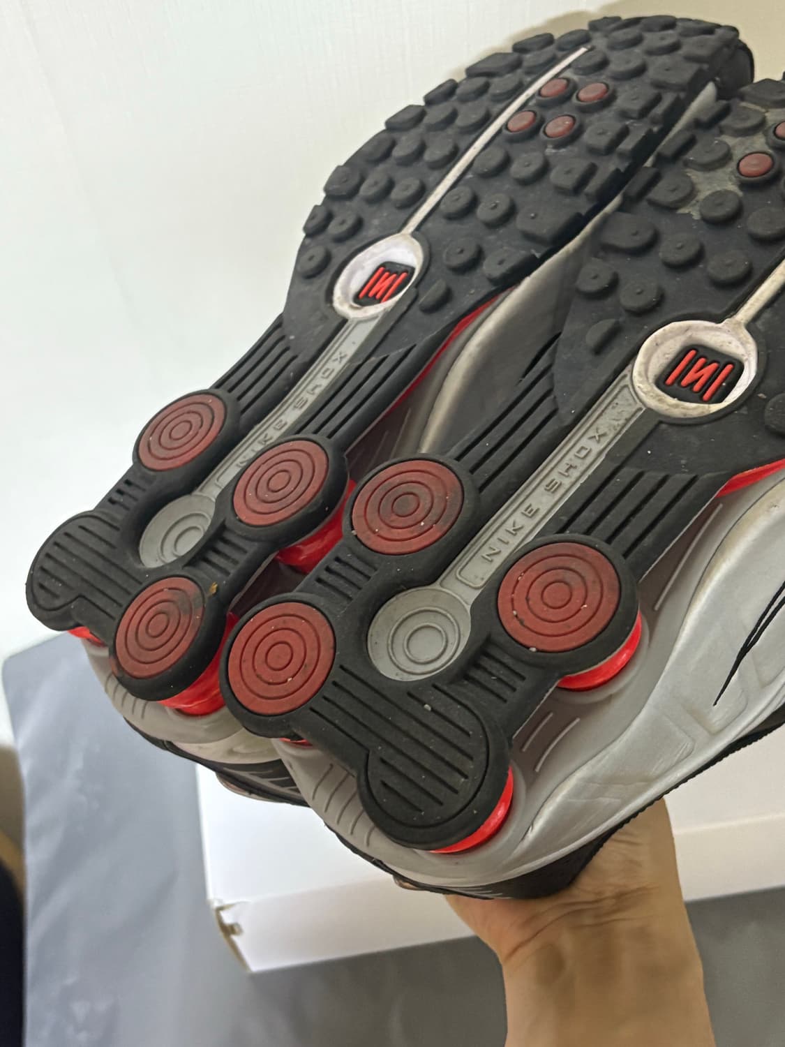 나이키 샥스r4 블랙앤 메탈릭 실버 280 팔아요 상품이미지2