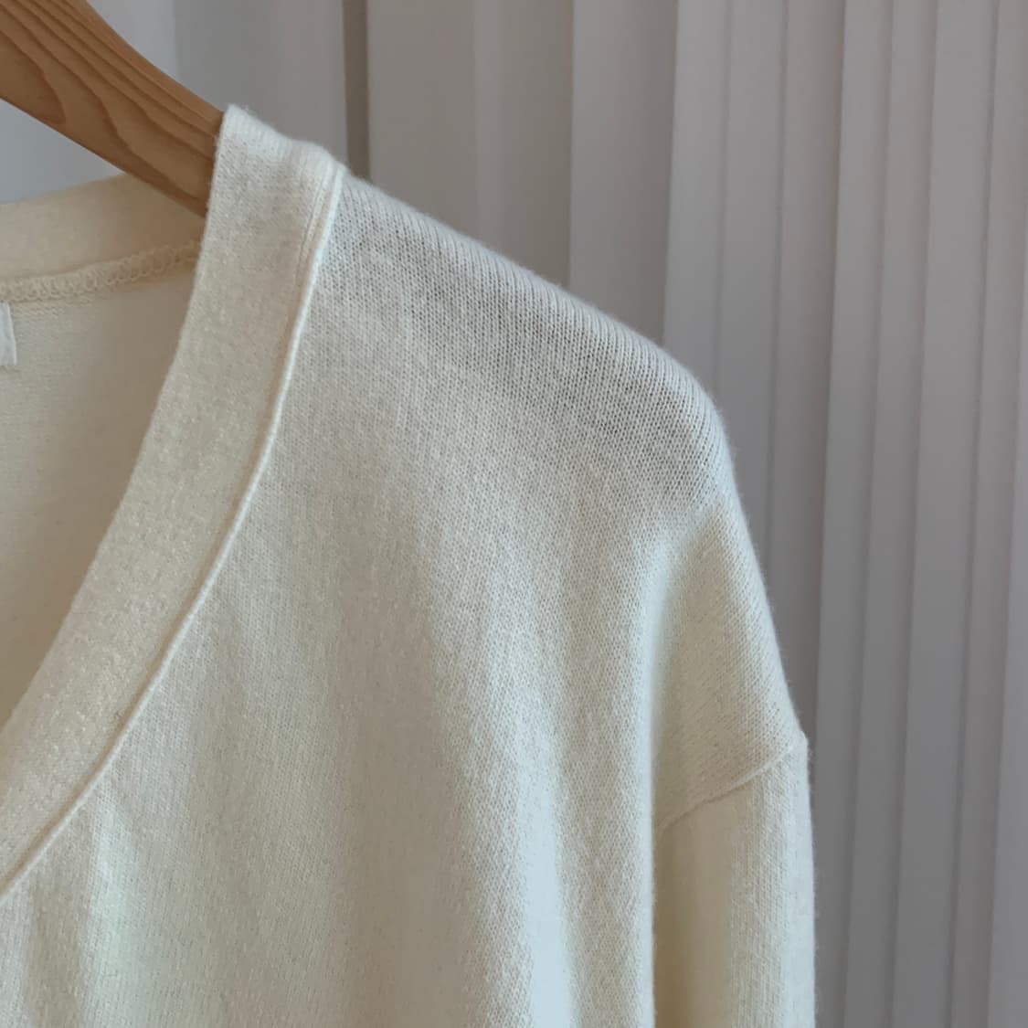 원로그 WONLOG 파인울 브이넥 크림 가디건 상품이미지3